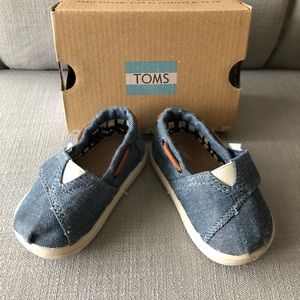 New in Box-Tiny TOMS Size 4 Baby Shoes
